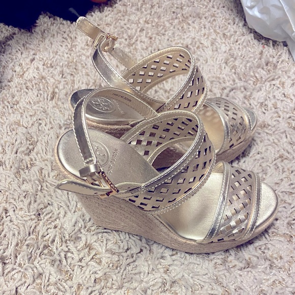 Beautiful Tory Burch gold wedges - Picture 4 of 4